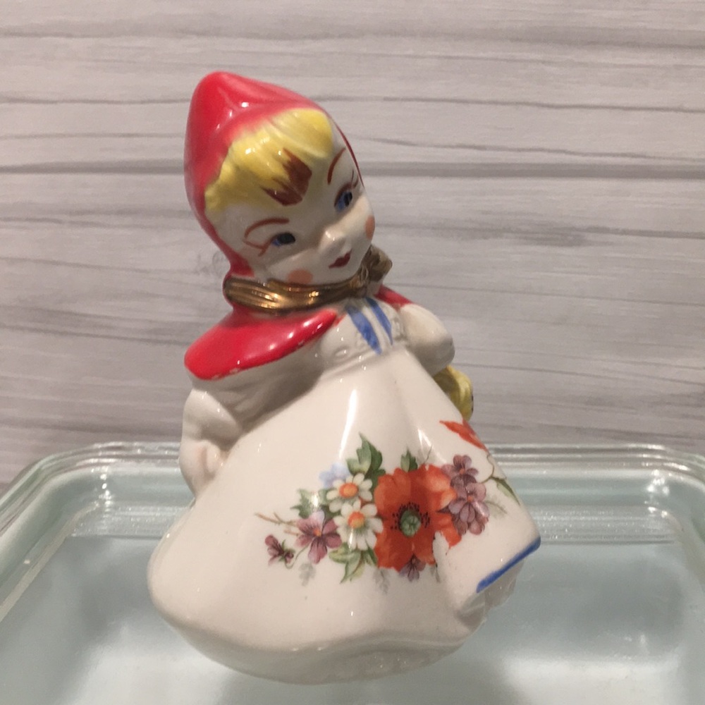 Hull vintage shaker.  Red ridinghood salt shaker.Rare